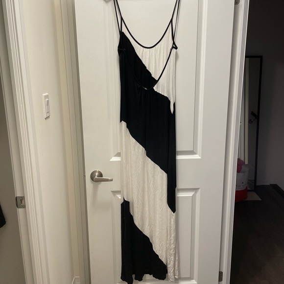 Low Back Maxi Dress - Picture 2 of 4